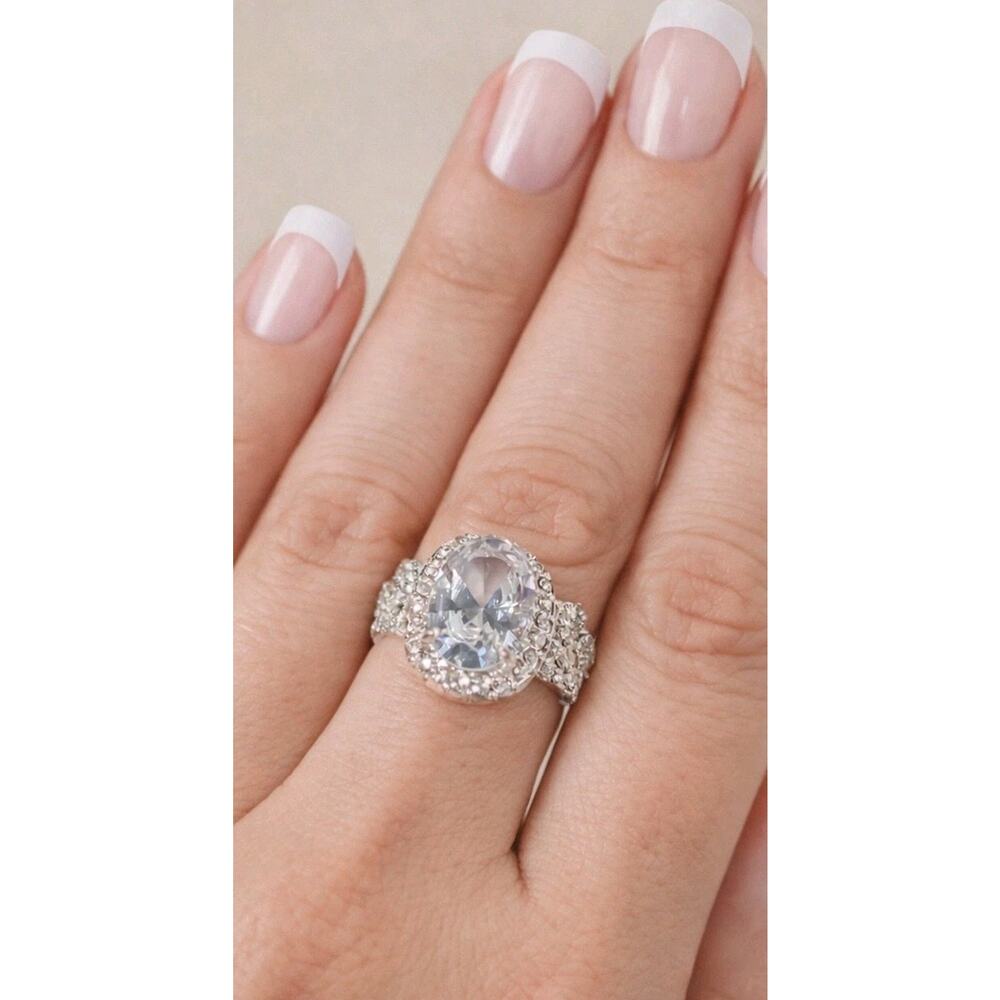 Vintage White Ring Faceted Glass Rhinestone Silver Tone Cocktail Size 7 TN6